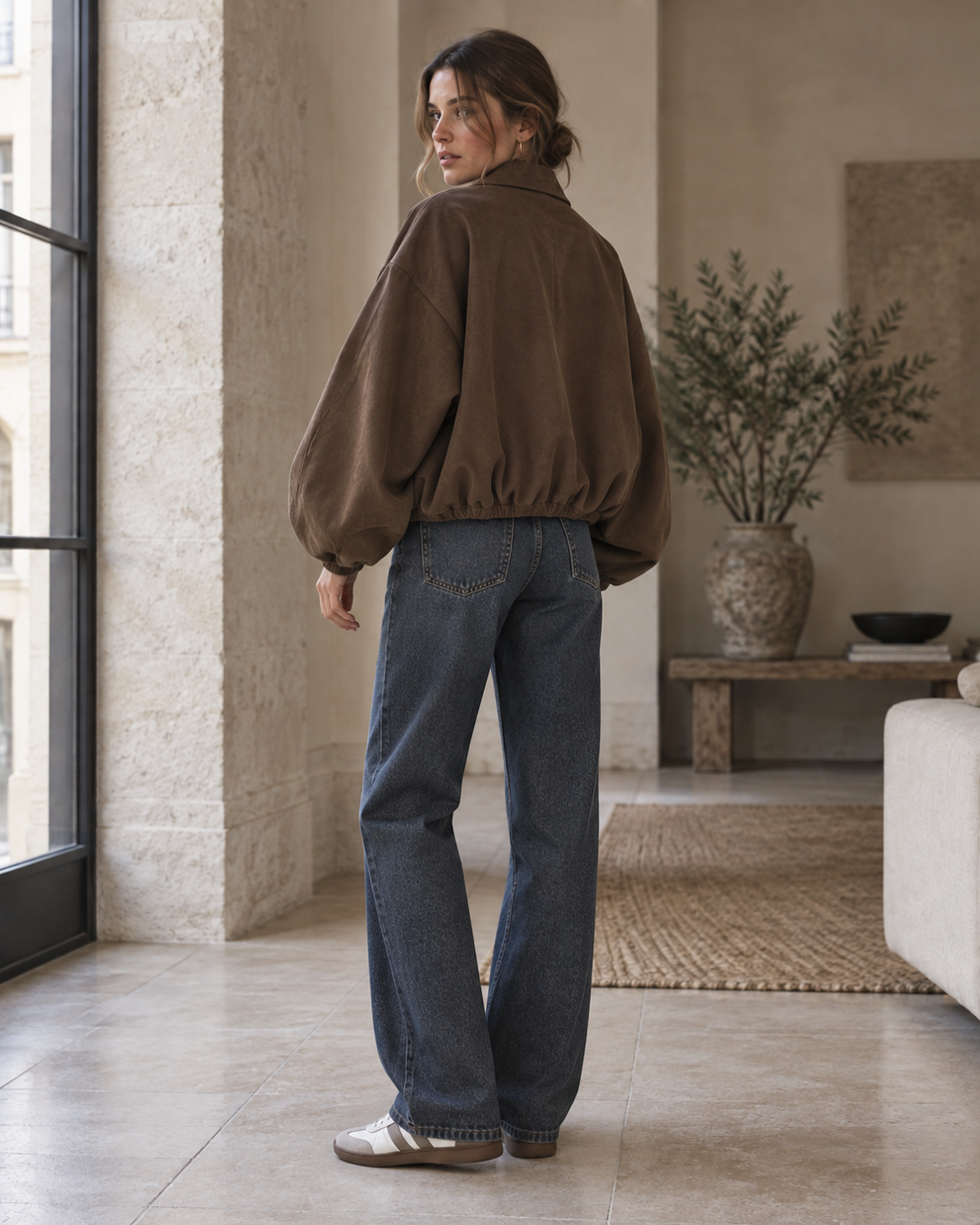 Back and side shape of the coffee-brown cropped jacket